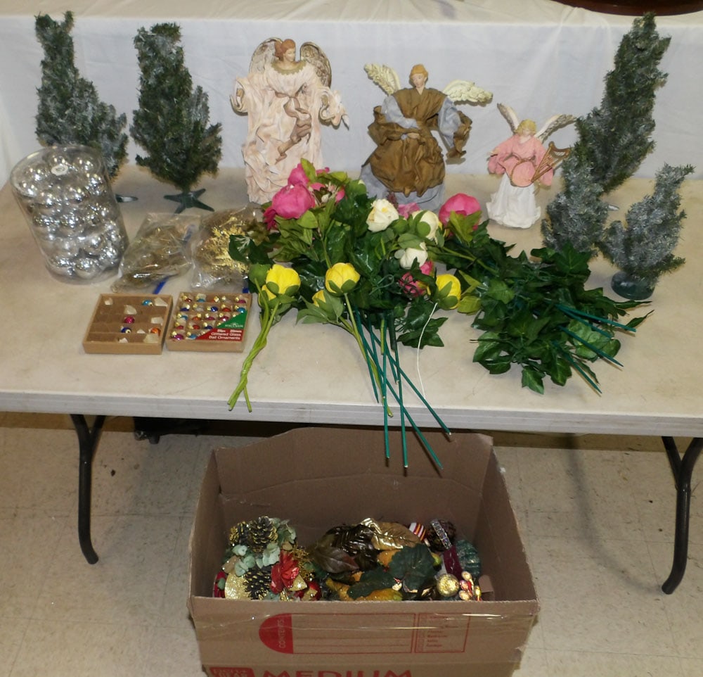 Lot of Christmas Decorations (1 of 7)