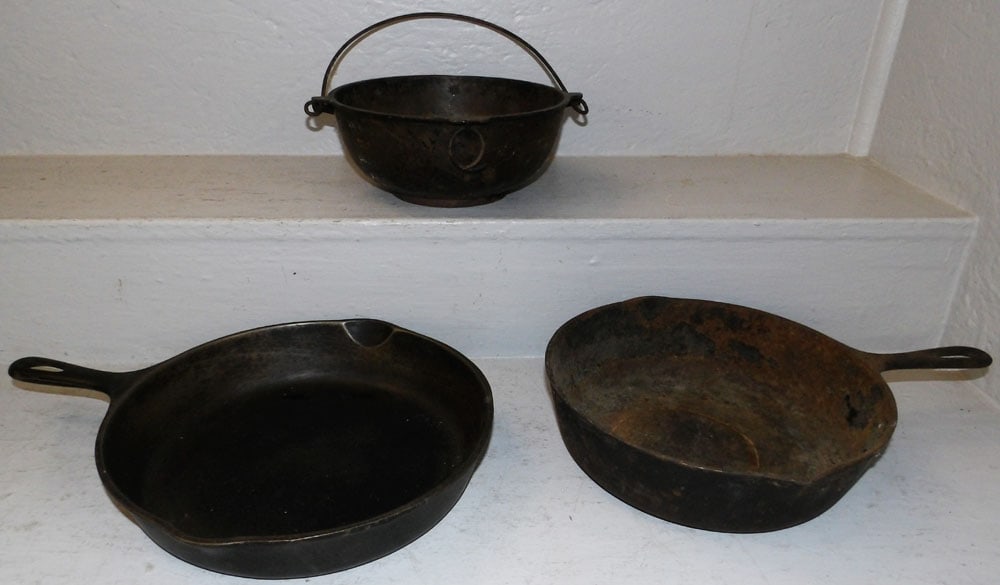 Lot of Cast Iron Skillets & Pot (1 of 3)