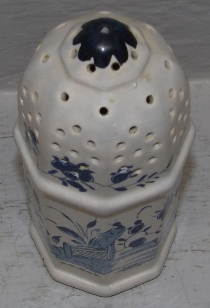 Williamsburg Delft Muffineer - 2