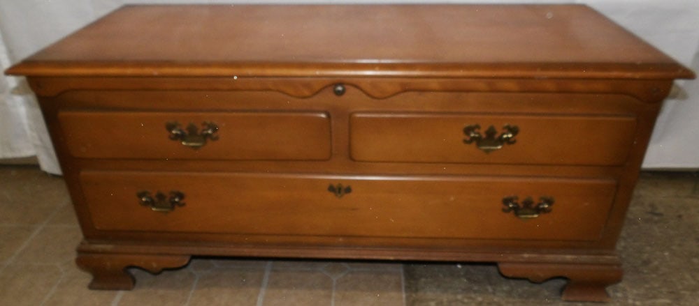 Maple Blanket Chest: Maple Blanket Chest. 19 3/4" H 44 1/2" W 18" D "ALL DESCRIPTIONS AND ANY CONDITION STATEMENT GIVEN BY LANGSTON AUCTION GALLERY ARE STRICTLY OPINIONS AND LANGSTON'S SHALL HAVE NO RESPONSIBILITY FOR