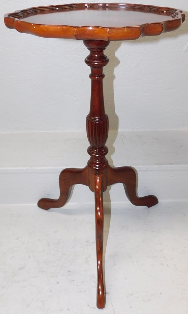Burl Mahogany Pie Crust Top Whisky Stand: Burl Mahogany Pie Crust Top Whisky Stand . 25 1/2" H 15" Dia. ALL DESCRIPTIONS AND ANY CONDITION STATEMENT GIVEN BY LANGSTON AUCTION GALLERY ARE STRICTLY OPINIONS AND LANGSTON'S SHALL HAVE NO RESPONSI