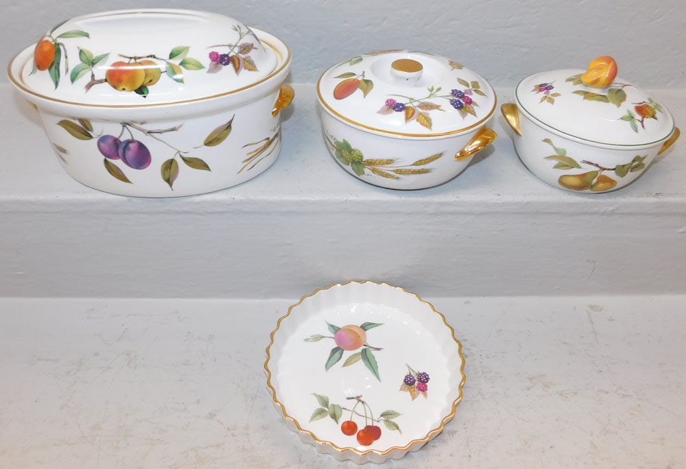 Three Royal Worcester "Evesham" Casseroles & One Dessert Dish (1 of 7)