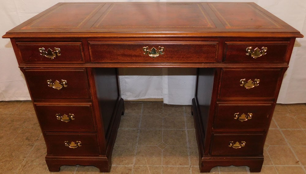 Mahogany & Tooled Leather Top Ladies Desk: Mahogany & Tooled Leather Top Ladies Desk . 30" H 44" W 22" D ALL DESCRIPTIONS AND ANY CONDITION STATEMENT GIVEN BY LANGSTON AUCTION GALLERY ARE STRICTLY OPINIONS AND LANGSTON'S SHALL HAVE NO
