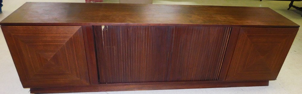 Mid Century Modern Walnut Case Radio: Mid Century Modern Walnut Case Radio . 28" H 96" L 20 1/2" D ALL DESCRIPTIONS AND ANY CONDITION STATEMENT GIVEN BY LANGSTON AUCTION GALLERY ARE STRICTLY OPINIONS AND LANGSTON'S SHALL HAVE NO