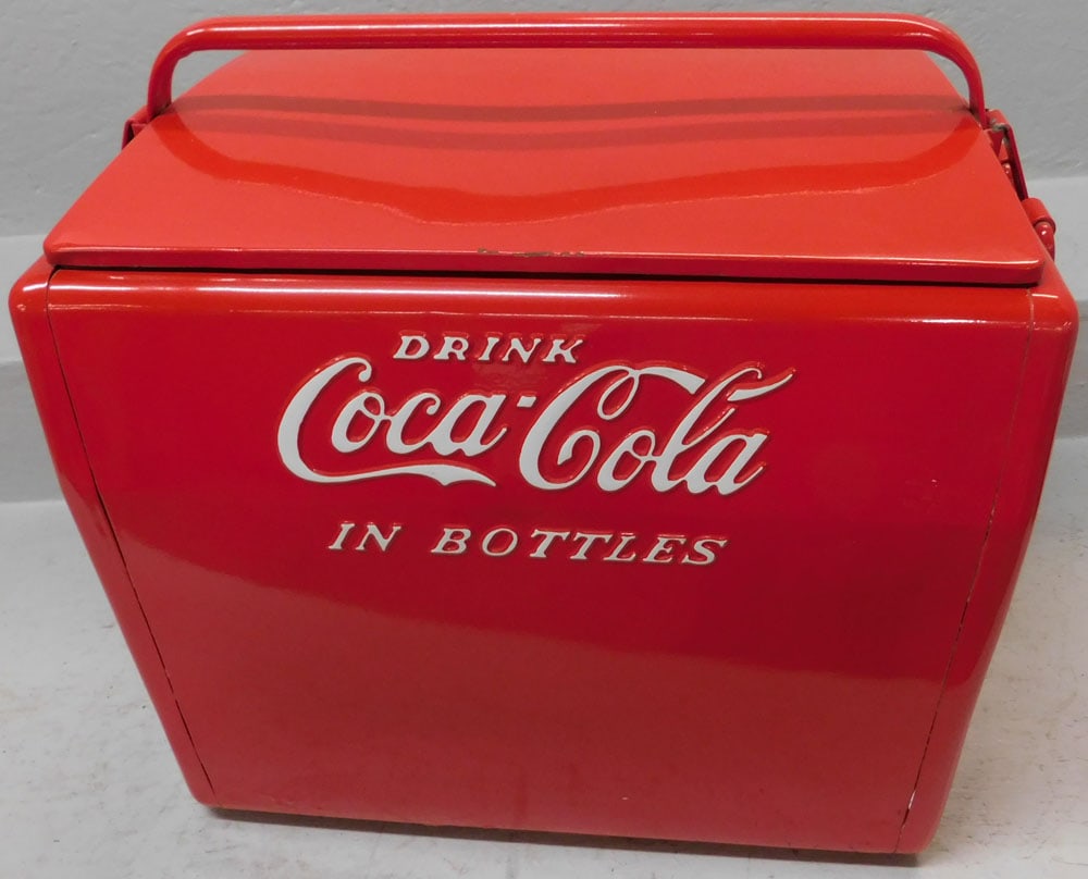 Vintage Coca Cola Cooler: Vintage Coca Cola Cooler . 18" H 20 1/2" W 13 1/2" D ALL DESCRIPTIONS AND ANY CONDITION STATEMENT GIVEN BY LANGSTON AUCTION GALLERY ARE STRICTLY OPINIONS AND LANGSTON'S SHALL HAVE NO RESPONSIBILITY