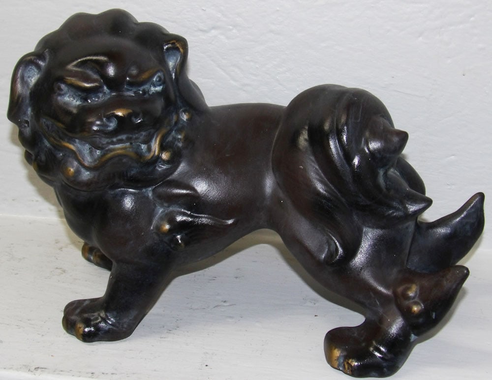 Oriental Ceramic Foo Dog Statue by Bombay: Oriental Ceramic Foo Dog Statue by Bombay. 8 1/2" H 13" W 6 1/2" D ALL DESCRIPTIONS AND ANY CONDITION STATEMENT GIVEN BY LANGSTON AUCTION GALLERY ARE STRICTLY OPINIONS AND LANGSTON'S SHALL HAVE NO RES