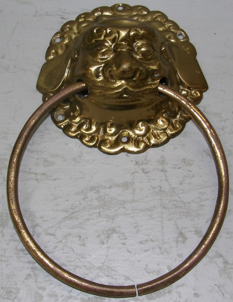 Brass Foo Dog Wall Ornament: Brass Foo Dog Wall Ornament . 8" H 5 3/4" W ALL DESCRIPTIONS AND ANY CONDITION STATEMENT GIVEN BY LANGSTON AUCTION GALLERY ARE STRICTLY OPINIONS AND LANGSTON'S SHALL HAVE NO RESPONSIBILITY FOR