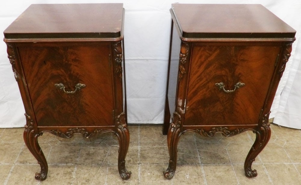 Pair of Carved Mahogany One Door Night Stands: Pair of Carved Mahogany One Door Night Stands . 28 1/4" H 16" W 13 1/4" D ALL DESCRIPTIONS AND ANY CONDITION STATEMENT GIVEN BY LANGSTON AUCTION GALLERY ARE STRICTLY OPINIONS AND LANGSTON'S SHALL