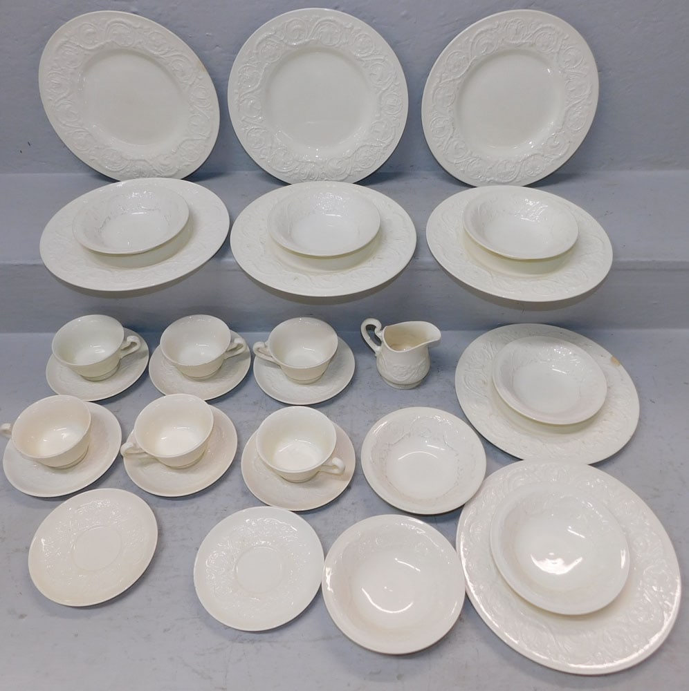 Thirty Pieces of Wedgwood Creamware China: Thirty Pieces of Wedgwood Creamware China . Up to 10 1/2" Dia. ALL DESCRIPTIONS AND ANY CONDITION STATEMENT GIVEN BY LANGSTON AUCTION GALLERY ARE STRICTLY OPINIONS AND LANGSTON'S SHALL HAVE NO