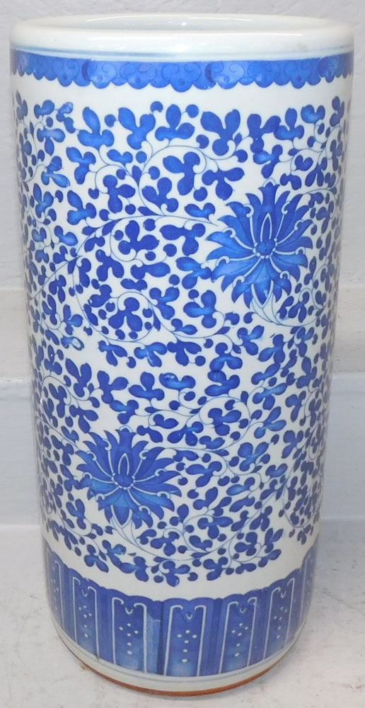 Oriental Blue & White Porcelain Umbrella Stand: Oriental Blue & White Porcelain Umbrella Stand . 18" H 8 1/2" Dia. ALL DESCRIPTIONS AND ANY CONDITION STATEMENT GIVEN BY LANGSTON AUCTION GALLERY ARE STRICTLY OPINIONS AND LANGSTON'S SHALL HAVE NO RES