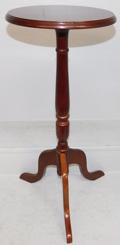 Mahogany Fern Stand: Mahogany Fern Stand . 28" H 16 Dia. ALL DESCRIPTIONS AND ANY CONDITION STATEMENT GIVEN BY LANGSTON AUCTION GALLERY ARE STRICTLY OPINIONS AND LANGSTON'S SHALL HAVE NO RESPONSIBILITY FOR ERRORS OR