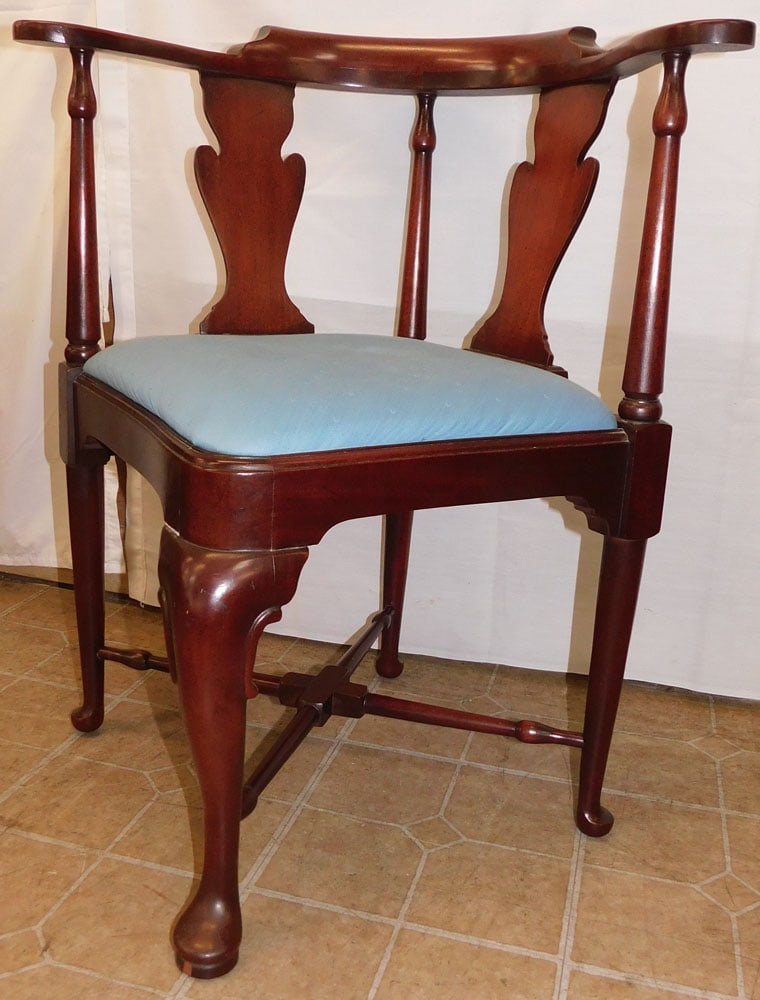 Mahogany Queen Anne Style Corner Chair: Mahogany Queen Anne Style Corner Chair. 33" H 28 1/2" W 27"D ALL DESCRIPTIONS AND ANY CONDITION STATEMENT GIVEN BY LANGSTON AUCTION GALLERY ARE STRICTLY OPINIONS AND LANGSTON'S SHALL HAVE NO