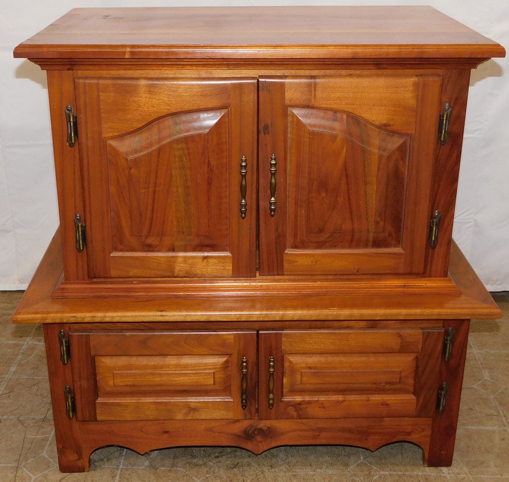 Benchmade Walnut Four Panel Door Cabinet: Benchmade Walnut Four Panel Door Cabinet. 31" H 32" W 20 1/2" D ALL DESCRIPTIONS AND ANY CONDITION STATEMENT GIVEN BY LANGSTON AUCTION GALLERY ARE STRICTLY OPINIONS AND LANGSTON'S SHALL HAVE NO