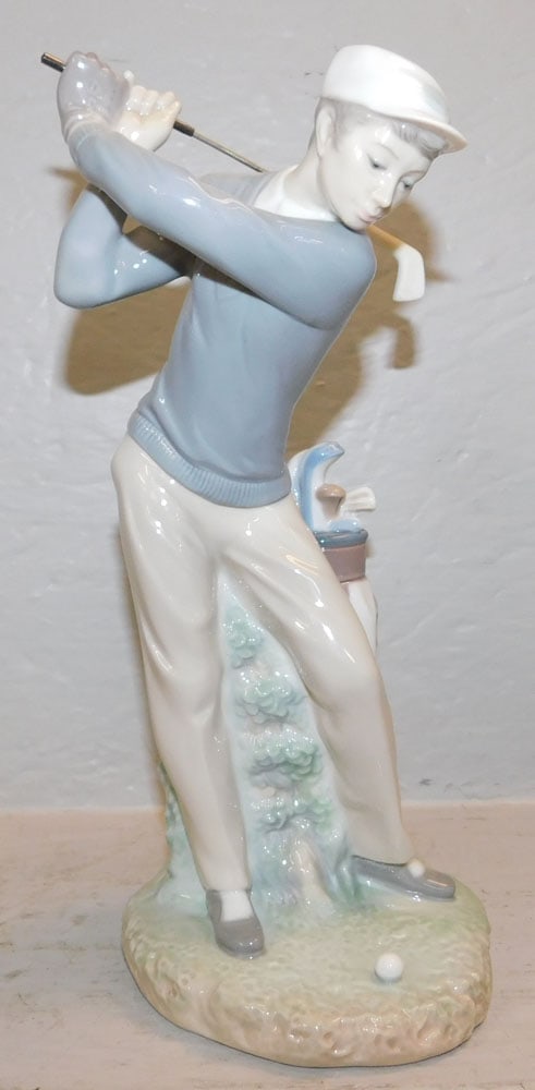 Lladro Porcelain Figurine: Lladro Porcelain Figurine. 11 1/4" H 5 1/4" W 5" D ALL DESCRIPTIONS AND ANY CONDITION STATEMENT GIVEN BY LANGSTON AUCTION GALLERY ARE STRICTLY OPINIONS AND LANGSTON'S SHALL HAVE NO RESPONSIBILITY FOR