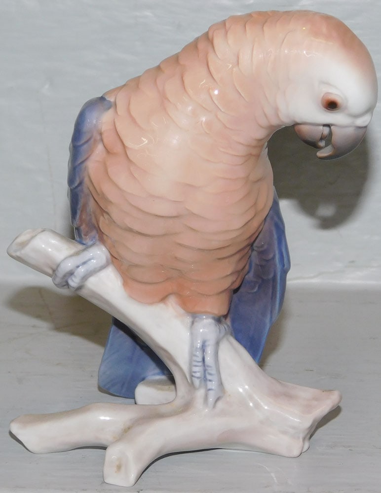Royal Copenhagen Porcelain Cuckatoo Figure: Royal Copenhagen Porcelain Cuckatoo Figure . 5 3/4" H 4 1/4" W ALL DESCRIPTIONS AND ANY CONDITION STATEMENT GIVEN BY LANGSTON AUCTION GALLERY ARE STRICTLY OPINIONS AND LANGSTON'S SHALL HAVE NO