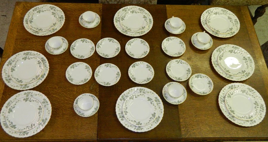 (38) Pcs. of Minton China in Greenwich pattern.: (38) Pieces of Minton China in the Greenwich pattern.