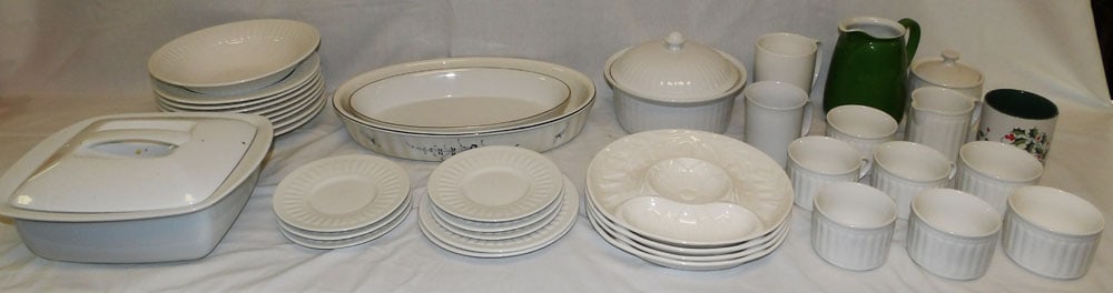 Lot of Porcelain Items: Lot of Porcelain Items . Up to 4 1/2" H 11" W 10" D "ALL DESCRIPTIONS AND ANY CONDITION STATEMENT GIVEN BY LANGSTON AUCTION GALLERY ARE STRICTLY?OPINIONS?AND LANGSTON'S SHALL HAVE NO RESPONSIBILITY