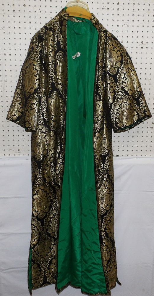 Oriental Silk Kimono: Oriental Silk Kimono. 57" x 17" "ALL DESCRIPTIONS AND ANY CONDITION STATEMENT GIVEN BY LANGSTON AUCTION GALLERY ARE STRICTLY?OPINIONS?AND LANGSTON'S SHALL HAVE NO RESPONSIBILITY FOR ERRORS OR