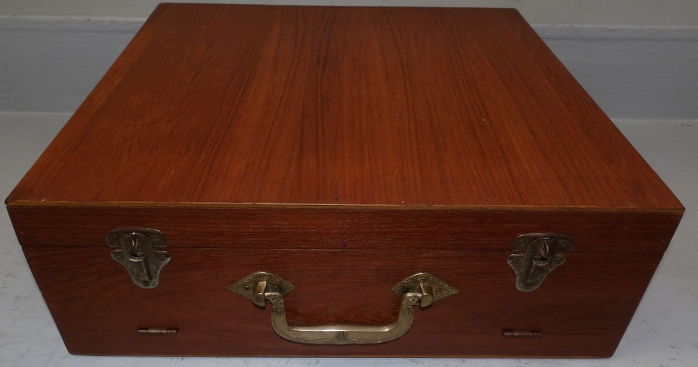 Mid Century Modern Oriental Teak Wood Case: Mid Century Modern Oriental Teak Wood Case. 6 3/4" H 17" W 19" D "ALL DESCRIPTIONS AND ANY CONDITION STATEMENT GIVEN BY LANGSTON AUCTION GALLERY ARE STRICTLY?OPINIONS?AND LANGSTON'S SHALL HAVE NO RESP