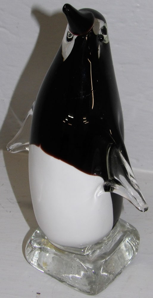Murano Style Art Glass Penguin: Murano Style Art Glass Penguin. 9 1/2" H 5 1/2" W "ALL DESCRIPTIONS AND ANY CONDITION STATEMENT GIVEN BY LANGSTON AUCTION GALLERY ARE STRICTLY?OPINIONS?AND LANGSTON'S SHALL HAVE NO RESPONSIBILITY