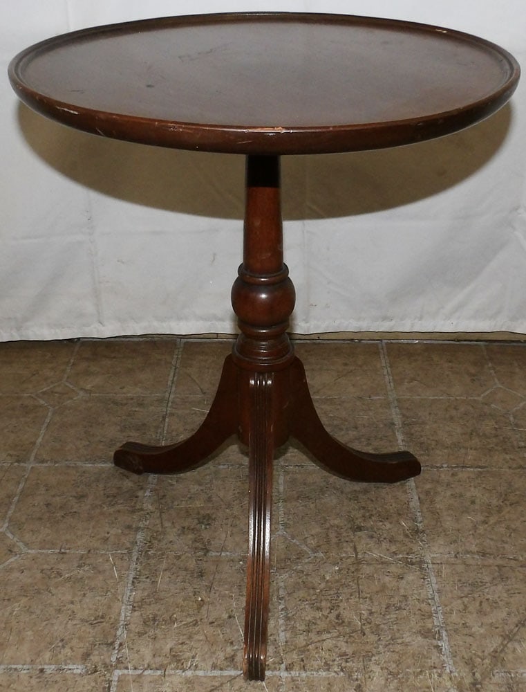 Round Mahogany Dish Top Stand: Round Mahogany Dish Top Stand . 20" H 16 1/2" Dia. "ALL DESCRIPTIONS AND ANY CONDITION STATEMENT GIVEN BY LANGSTON AUCTION GALLERY ARE STRICTLY?OPINIONS?AND LANGSTON'S SHALL HAVE NO RESPONSIBILITY FOR