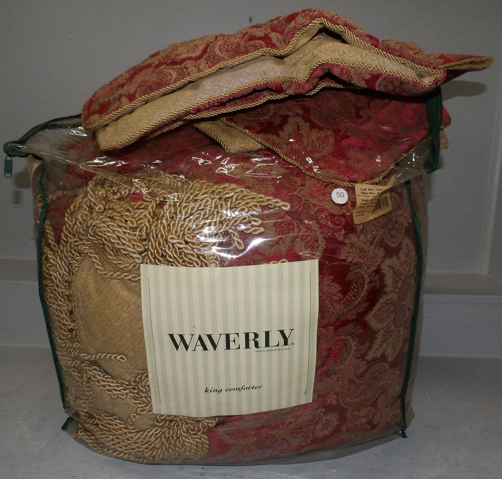 King Size Bed Comforter (1 of 6)