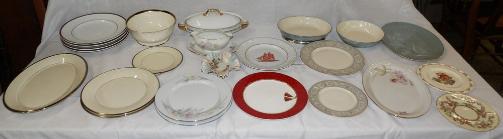 Lot of Porcelain Items (1 of 7)