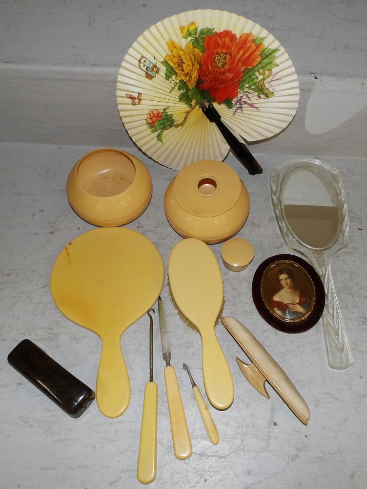 Lot of Bakelite & Vintage Dresser Items (1 of 3)