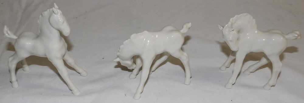 Three Italian Style Porcelain Horse Figurines: Three Italian Style Porcelain Horse Figurines . 4" H 3" W ALL DESCRIPTIONS AND ANY CONDITION STATEMENT GIVEN BY LANGSTON AUCTION GALLERY ARE STRICTLY OPINIONS AND LANGSTON'S SHALL HAVE NO