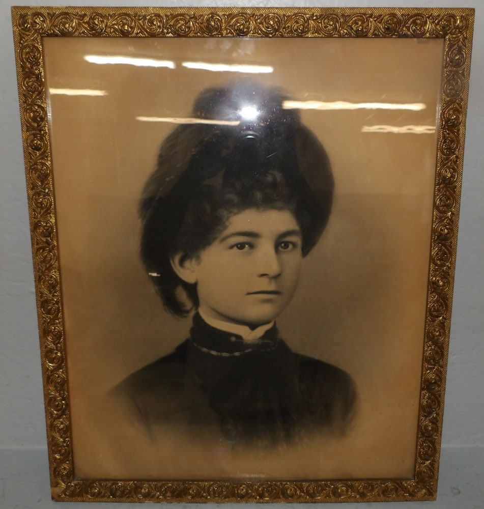 Vintage Photo in Oak Frame: Vintage Photo in Oak Frame . 31 1/4" x 27" ALL DESCRIPTIONS AND ANY CONDITION STATEMENT GIVEN BY LANGSTON AUCTION GALLERY ARE STRICTLY OPINIONS AND LANGSTON'S SHALL HAVE NO RESPONSIBILITY FOR ERRORS O