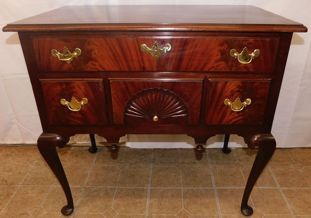 Antique Mahogany Queen Anne Style Lowboy: Antique Mahogany Queen Anne Style Lowboy . 30" H 32 1/2" W 19 1/4" D ALL DESCRIPTIONS AND ANY CONDITION STATEMENT GIVEN BY LANGSTON AUCTION GALLERY ARE STRICTLY OPINIONS AND LANGSTON'S SHALL HAVE NO R