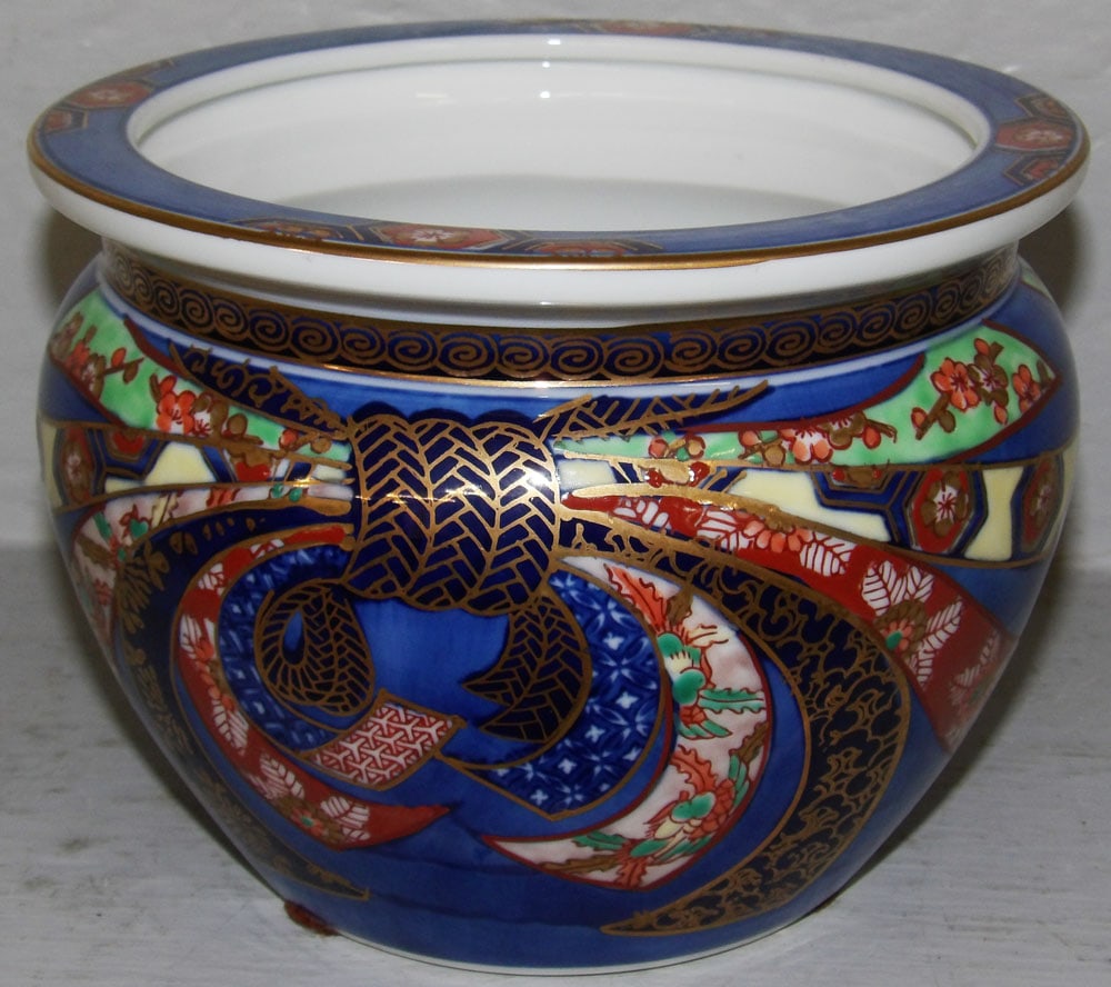 Paint Decorated Gold Imari Porcelain Jardiniere: Paint Decorated Gold Imari Porcelain Jardiniere . 5 1/2" H 7 1/2" Dia. ALL DESCRIPTIONS AND ANY CONDITION STATEMENT GIVEN BY LANGSTON AUCTION GALLERY ARE STRICTLY OPINIONS AND LANGSTON'S SHALL HAVE