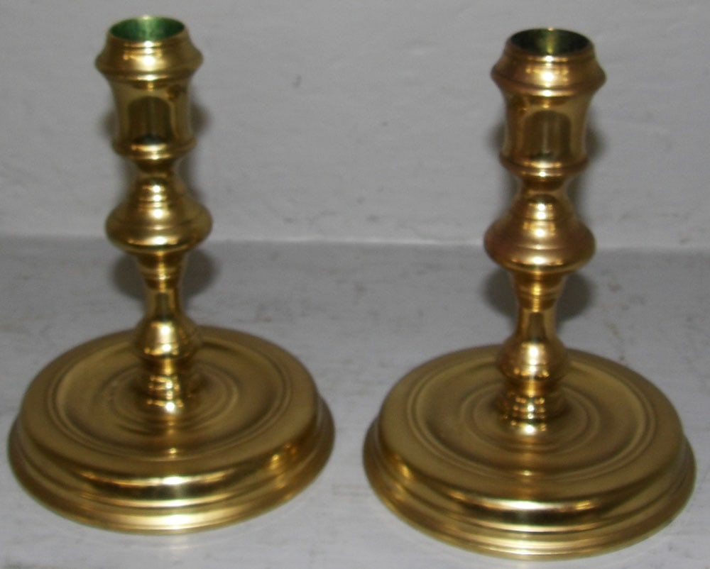 Pair of Round Turned Base Brass CW VA Metalcrafters Raleigh Candlesticks (1 of 4)