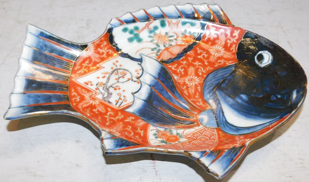 Antique Imari Fish Form Tray: Antique Imari Fish Form Tray . 9 1/2" x 7" ALL DESCRIPTIONS AND ANY CONDITION STATEMENT GIVEN BY LANGSTON AUCTION GALLERY ARE STRICTLY OPINIONS AND LANGSTON'S SHALL HAVE NO RESPONSIBILITY FOR ERRORS O