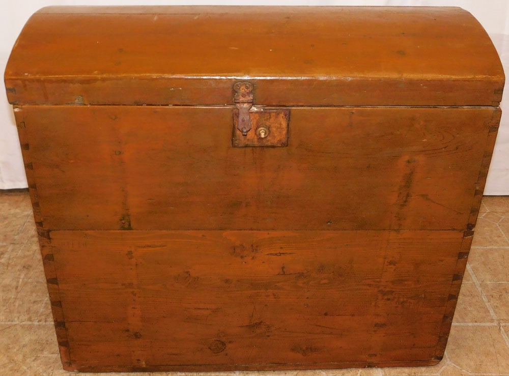 Antique Pine Grain Bin: Antique Pine Grain Bin. 27 1/2" H 31 1/4" W 16" D ALL DESCRIPTIONS AND ANY CONDITION STATEMENT GIVEN BY LANGSTON AUCTION GALLERY ARE STRICTLY OPINIONS AND LANGSTON'S SHALL HAVE NO RESPONSIBILITY FOR E
