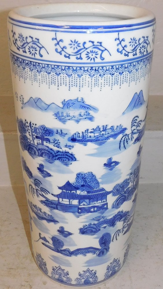 Oriental Blue & White Porcelain Umbrella Stand: Oriental Blue & White Porcelain Umbrella Stand . 17 3/4" H 8" Dia. ALL DESCRIPTIONS AND ANY CONDITION STATEMENT GIVEN BY LANGSTON AUCTION GALLERY ARE STRICTLY OPINIONS AND LANGSTON'S SHALL HAVE NO RES