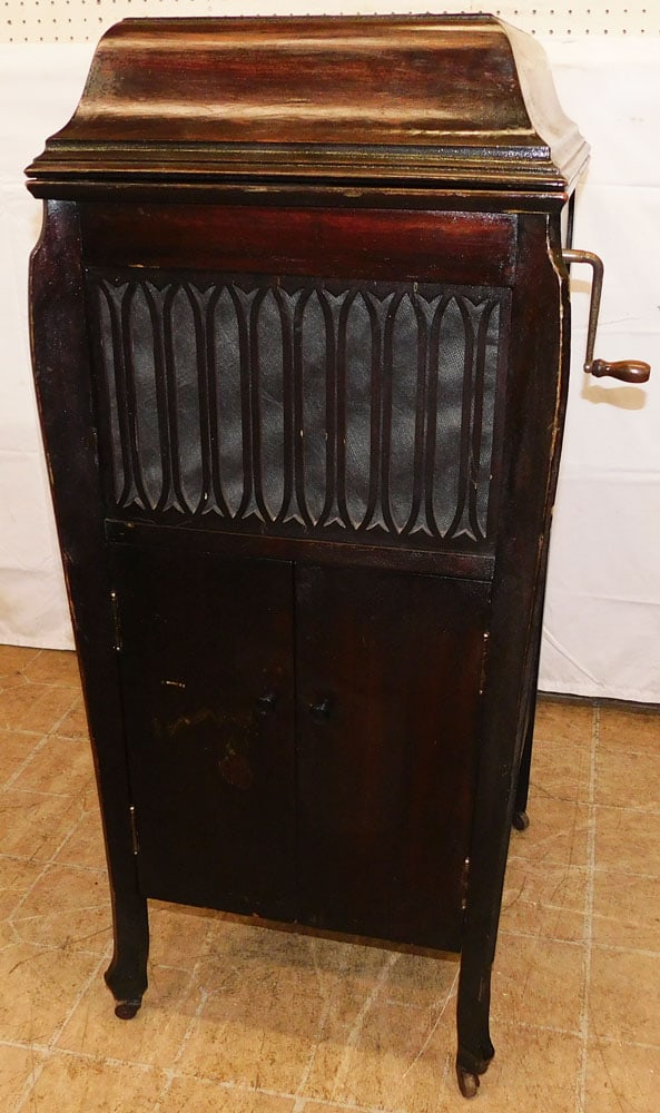 Antique Mahogany Claxtonola Victrola: Antique Mahogany Claxtonola Victrola. 42 1/2" H 20 1/2" W 21 1/2" D ALL DESCRIPTIONS AND ANY CONDITION STATEMENT GIVEN BY LANGSTON AUCTION GALLERY ARE STRICTLY OPINIONS AND LANGSTON'S SHALL HAVE NO RE