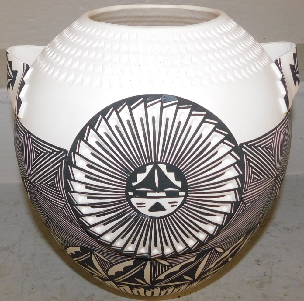 Native American Style Pottery Vase: Native American Style Pottery Vase . 10 3/4" H 10 3/4" W ALL DESCRIPTIONS AND ANY CONDITION STATEMENT GIVEN BY LANGSTON AUCTION GALLERY ARE STRICTLY OPINIONS AND LANGSTON'S SHALL HAVE NO