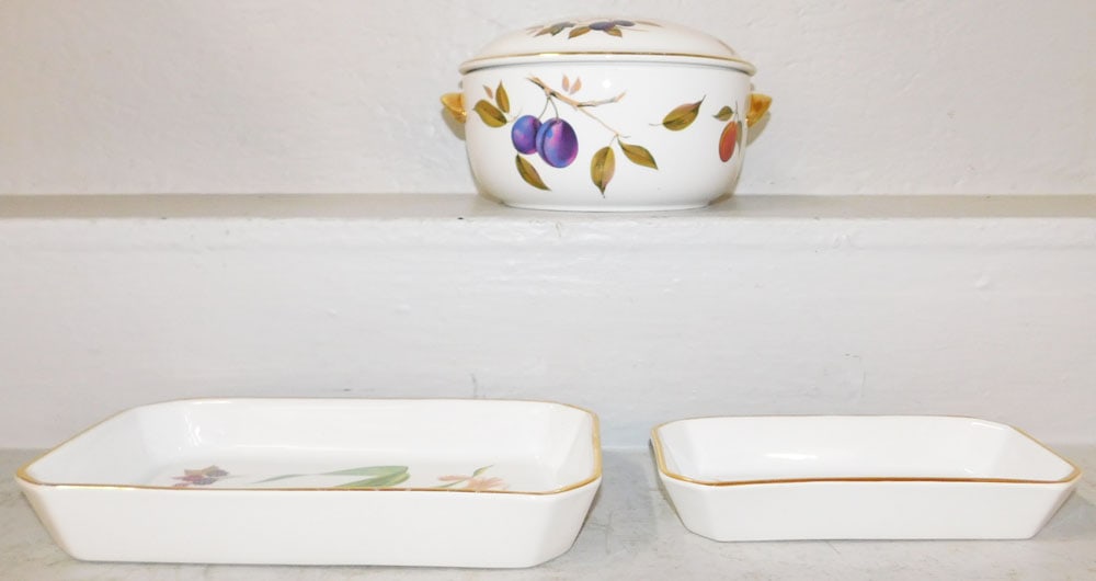Three Pieces of Royal Worcester, "Evesham": Three Pieces of Royal Worcester, "Evesham". Up to 5 1/4" H 10" W ALL DESCRIPTIONS AND ANY CONDITION STATEMENT GIVEN BY LANGSTON AUCTION GALLERY ARE STRICTLY OPINIONS AND LANGSTON'S SHALL HAVE NO