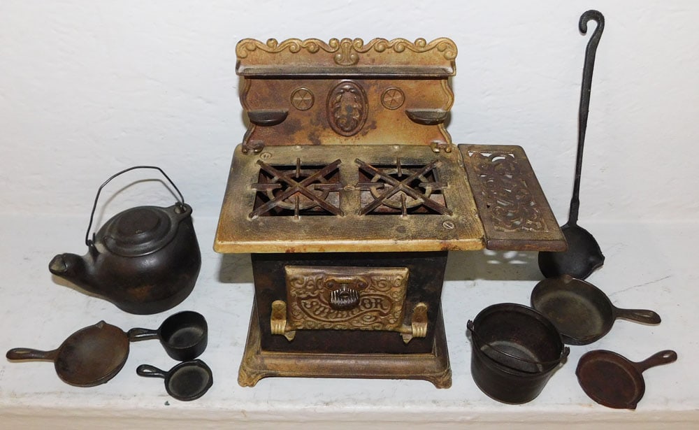 Child's Cast Iron Stove with Pots (1 of 4)