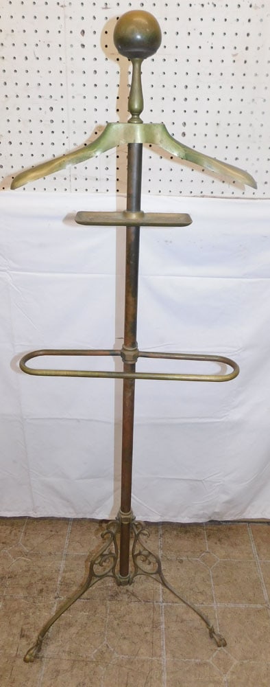 Brass Men's Valet: Brass Men's Valet. 55" H 20" Dia. ALL DESCRIPTIONS AND ANY CONDITION STATEMENT GIVEN BY LANGSTON AUCTION GALLERY ARE STRICTLY OPINIONS AND LANGSTON'S SHALL HAVE NO RESPONSIBILITY FOR ERRORS OR OMISSIO
