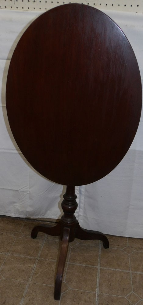 Antique Oval Mahogany Tilt Top Candlestand: Antique Oval Mahogany Tilt Top Candlestand . 28 1/2" H 25" W 19" D ALL DESCRIPTIONS AND ANY CONDITION STATEMENT GIVEN BY LANGSTON AUCTION GALLERY ARE STRICTLY OPINIONS AND LANGSTON'S SHALL HAVE NO