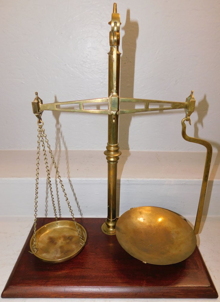Antique Brass English Scale on Mahogany Base: Antique Brass English Scale on Mahogany Base . 23 3/4" H 20" W 10 3/4" D ALL DESCRIPTIONS AND ANY CONDITION STATEMENT GIVEN BY LANGSTON AUCTION GALLERY ARE STRICTLY OPINIONS AND LANGSTON'S SHALL HAVE