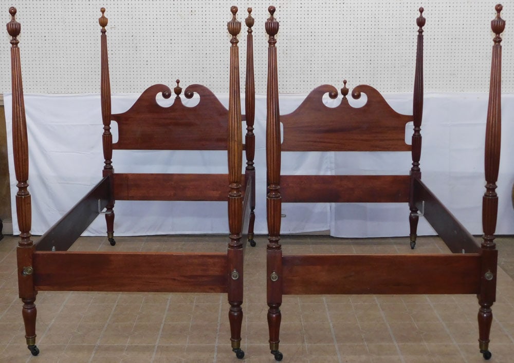 Pair of Mahogany Reeded Post Twin Beds with Rails by Biggs (1 of 5)