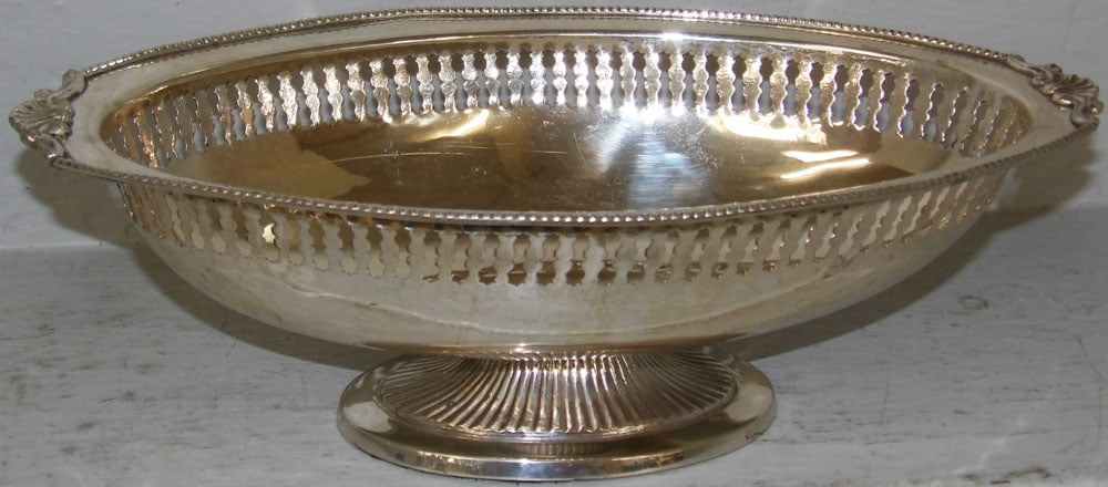 Ornate Oval Silverplated Open Work Centerpiece Pedestal Bowl: Ornate Oval Silverplated Open Work Centerpiece Pedestal Bowl. 4 1/2" H 14" L 8" D ALL DESCRIPTIONS AND ANY CONDITION STATEMENT GIVEN BY LANGSTON AUCTION GALLERY ARE STRICTLY OPINIONS AND LANGSTON'S