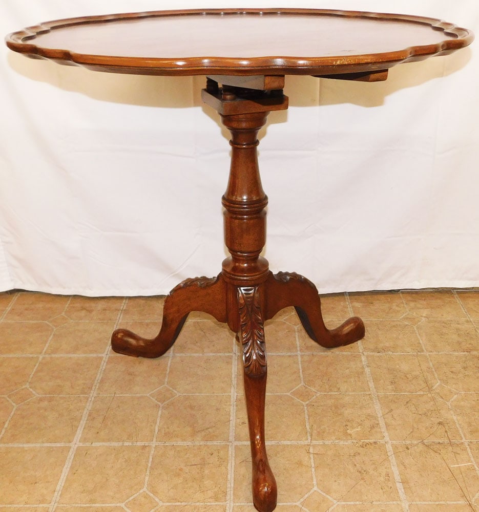 Carved Mahogany Pie Crust Form Tilt Top Table (1 of 5)