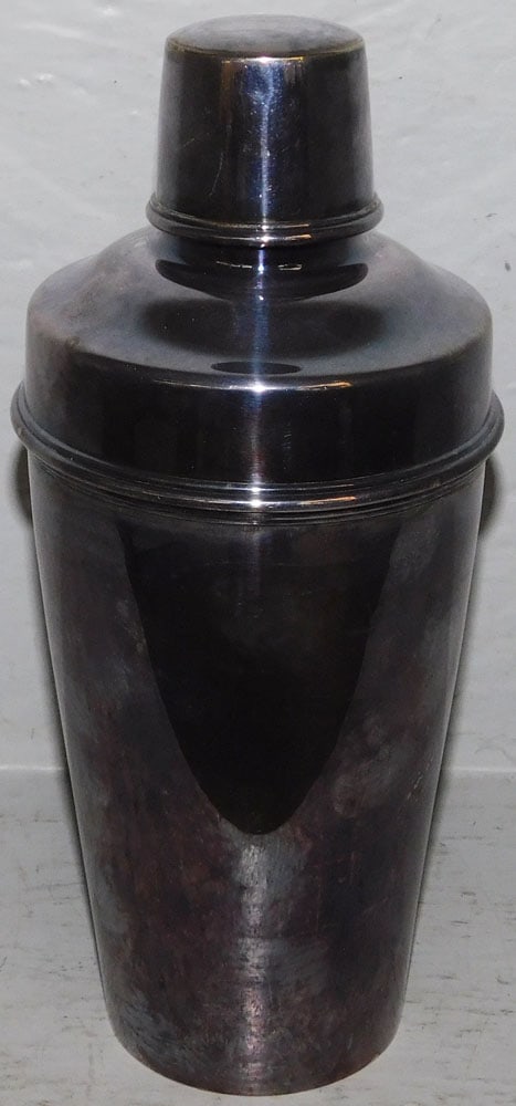 Silverplated Cocktail Shaker by Tiffany & Co.: Silverplated Cocktail Shaker by Tiffany & Co. . 9 1/4" H 4" Dia. ALL DESCRIPTIONS AND ANY CONDITION STATEMENT GIVEN BY LANGSTON AUCTION GALLERY ARE STRICTLY OPINIONS AND LANGSTON'S SHALL HAVE NO