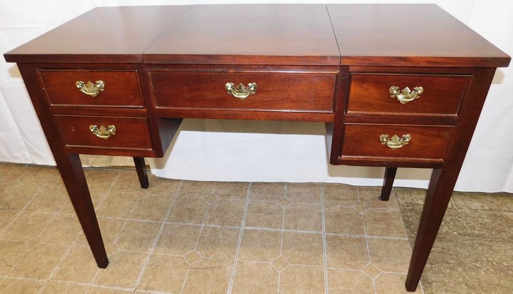 Mahogany Lift Top Dressing Table with Mirror by Craftique: Mahogany Lift Top Dressing Table with Mirror by Craftique. 30 1/4" H 42" W 18 1/4" D ALL DESCRIPTIONS AND ANY CONDITION STATEMENT GIVEN BY LANGSTON AUCTION GALLERY ARE STRICTLY OPINIONS AND