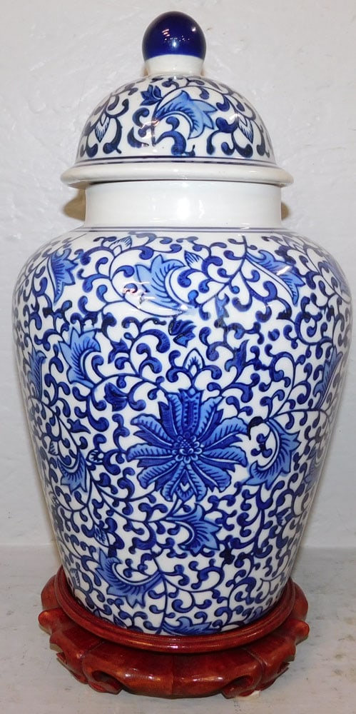 Chinese Blue & White Porcelain Covered Urn: Chinese Blue & White Porcelain Covered Urn. 13 1/2" H 8" Dia. ALL DESCRIPTIONS AND ANY CONDITION STATEMENT GIVEN BY LANGSTON AUCTION GALLERY ARE STRICTLY OPINIONS AND LANGSTON'S SHALL HAVE NO