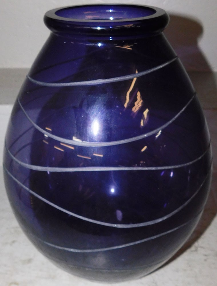 Modern Amethyst Crystal Vase by Block Crystal: Modern Amethyst Crystal Vase by Block Crystal. 14" H 10" Dia. ALL DESCRIPTIONS AND ANY CONDITION STATEMENT GIVEN BY LANGSTON AUCTION GALLERY ARE STRICTLY OPINIONS AND LANGSTON'S SHALL HAVE NO